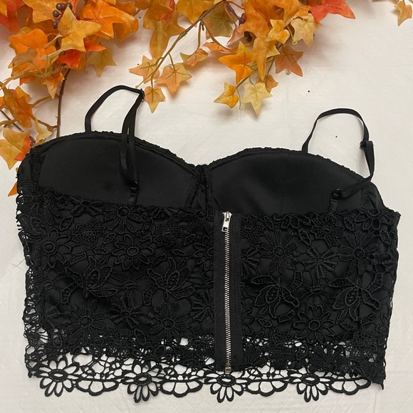 Acemi Black Lace Bra in Size large. Unadjustable Zippered back. - Picture 2 of 9